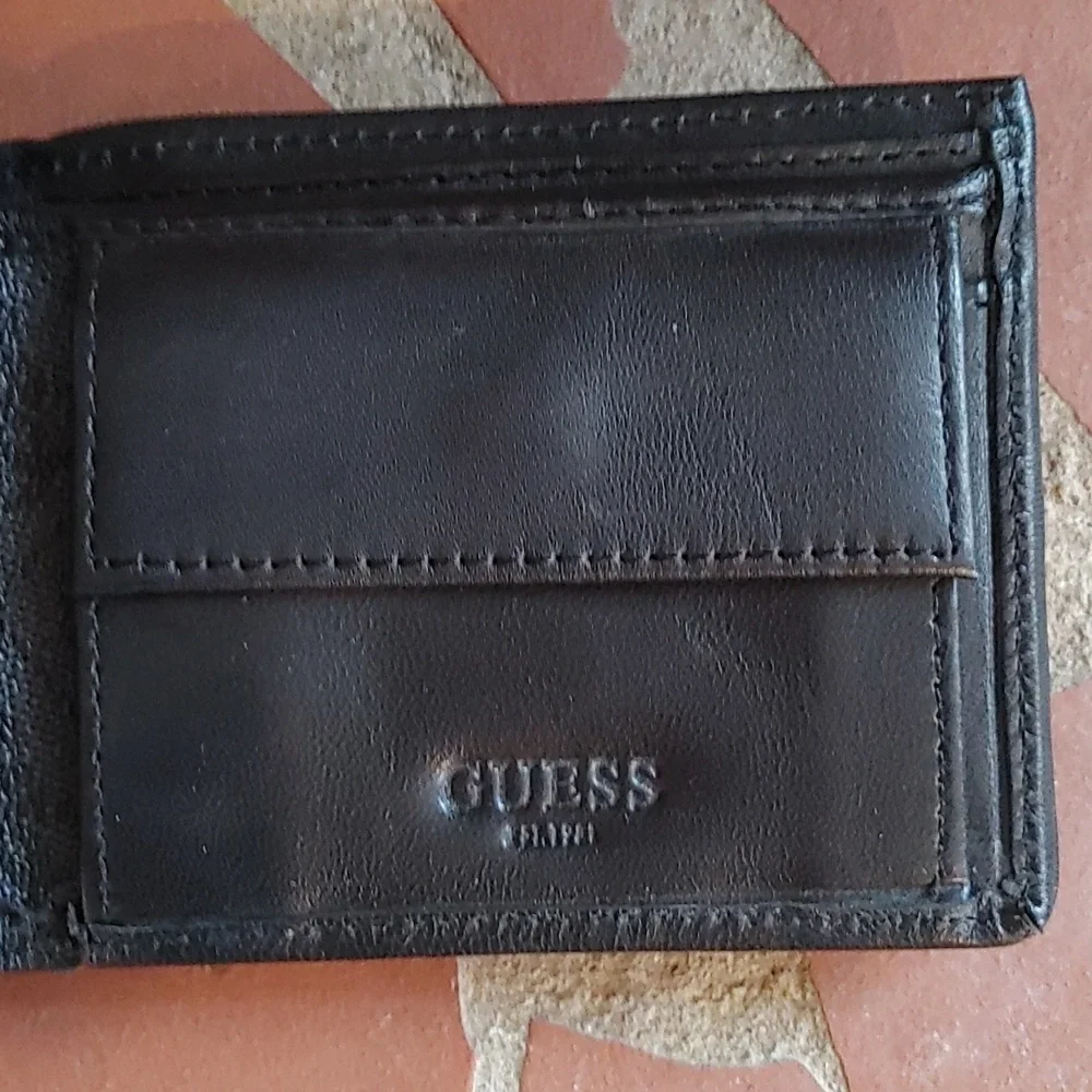 Guess Men's Slimfold Bifold Black Leather Wallet (840)